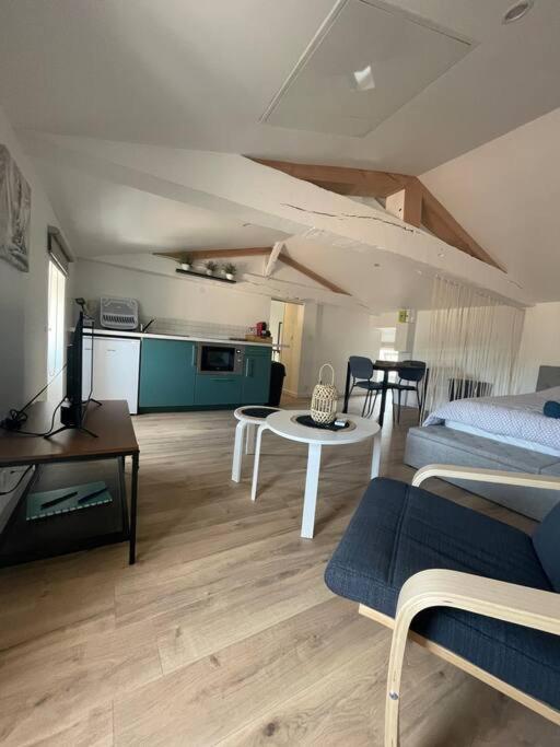 Studio Neuf Lumineux Climatise Blaye Esterno foto