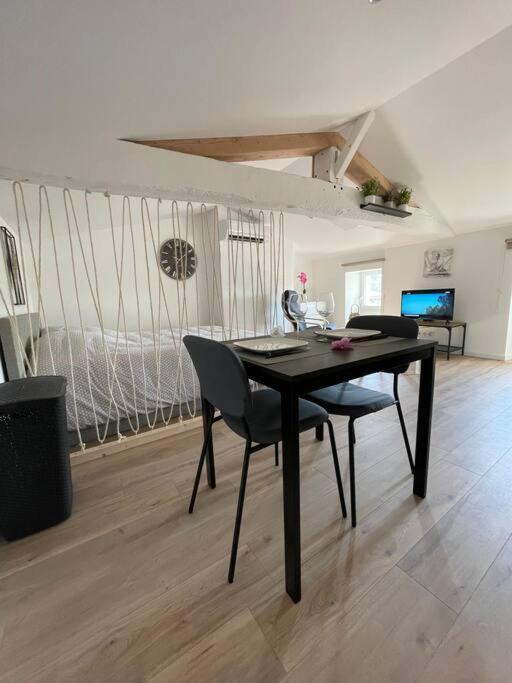 Studio Neuf Lumineux Climatise Blaye Esterno foto